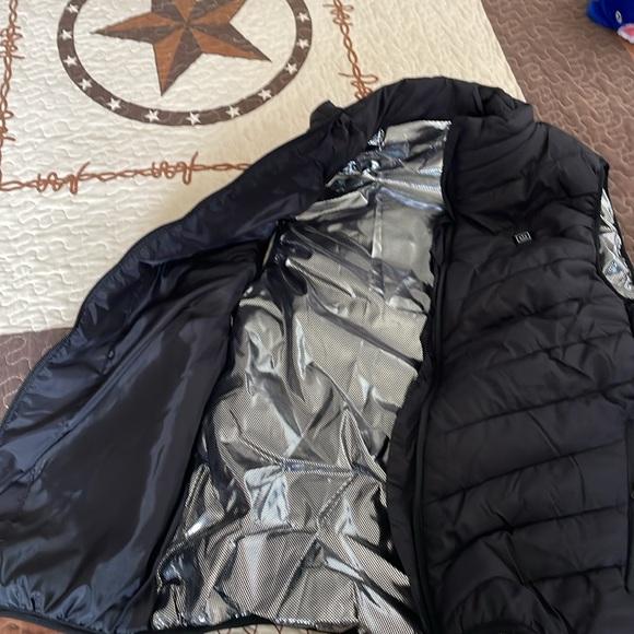 Boys XL vest.  Built in heaters. Extremely warm. New without tags. - Picture 2 of 5